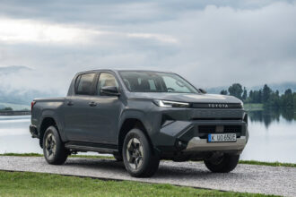 pentru prima oara in istoria seriei toyota hilux este propusa si in versiune cu propulsie 100 electrica 6a3529423088f