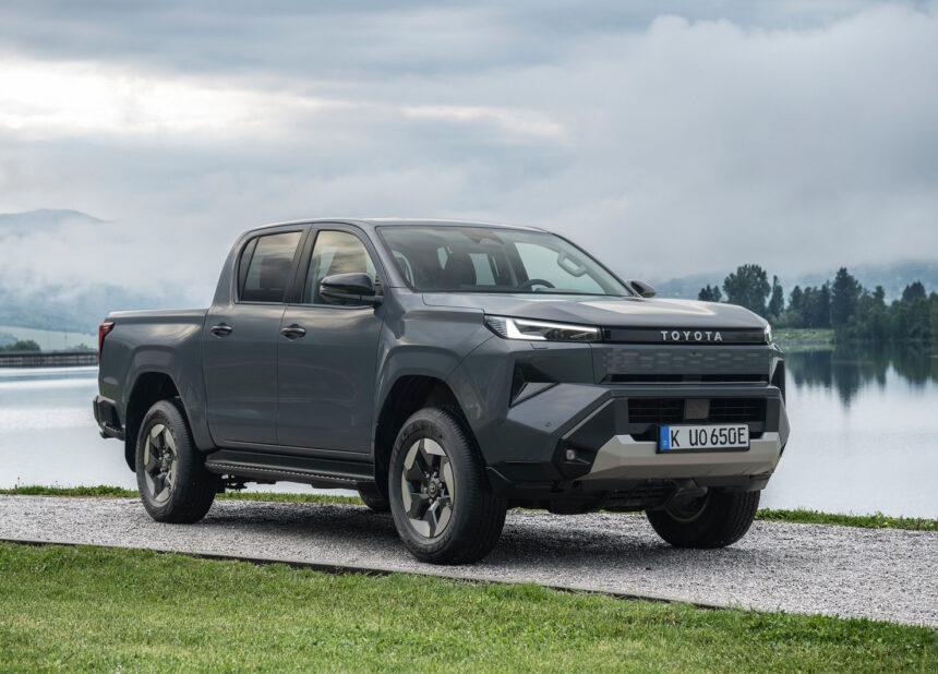 pentru prima oara in istoria seriei toyota hilux este propusa si in versiune cu propulsie 100 electrica 6a3529423088f