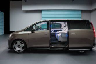 mercedes is about to make the minivan a 100000 luxury statement 6a8ded4ce8d5a