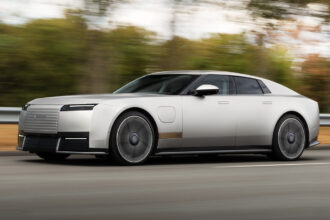 marca britanica a prezentat coupe ul cu patru portiere jaguar type 01 aceasta fiind forma finala a masinii 6ac675a39b03f